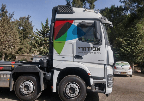 השלט - הדבקה על משאיות