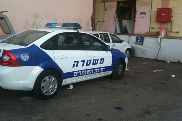 השלט - הדבקה על רכב 2